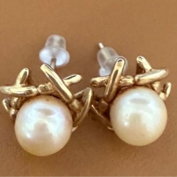 14 carat Gold and Cream Pearl Stud Earrings - Picture 1 of 4